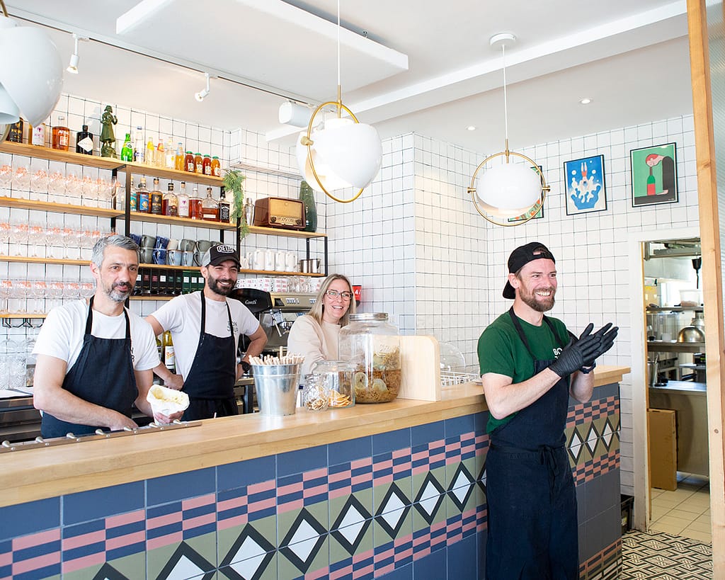 Une partie de l'équipe de la Brasserie Bonjour située sur le port du Pouliguen. 