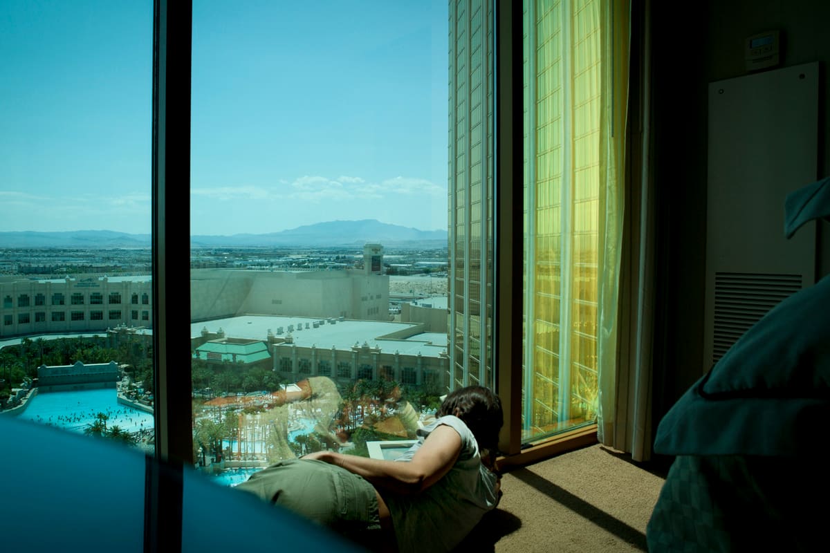 Autoportrait de la photographe Maud Bernos dans une chambre d'hôtel de Las Vegas aux Etats-Unis.